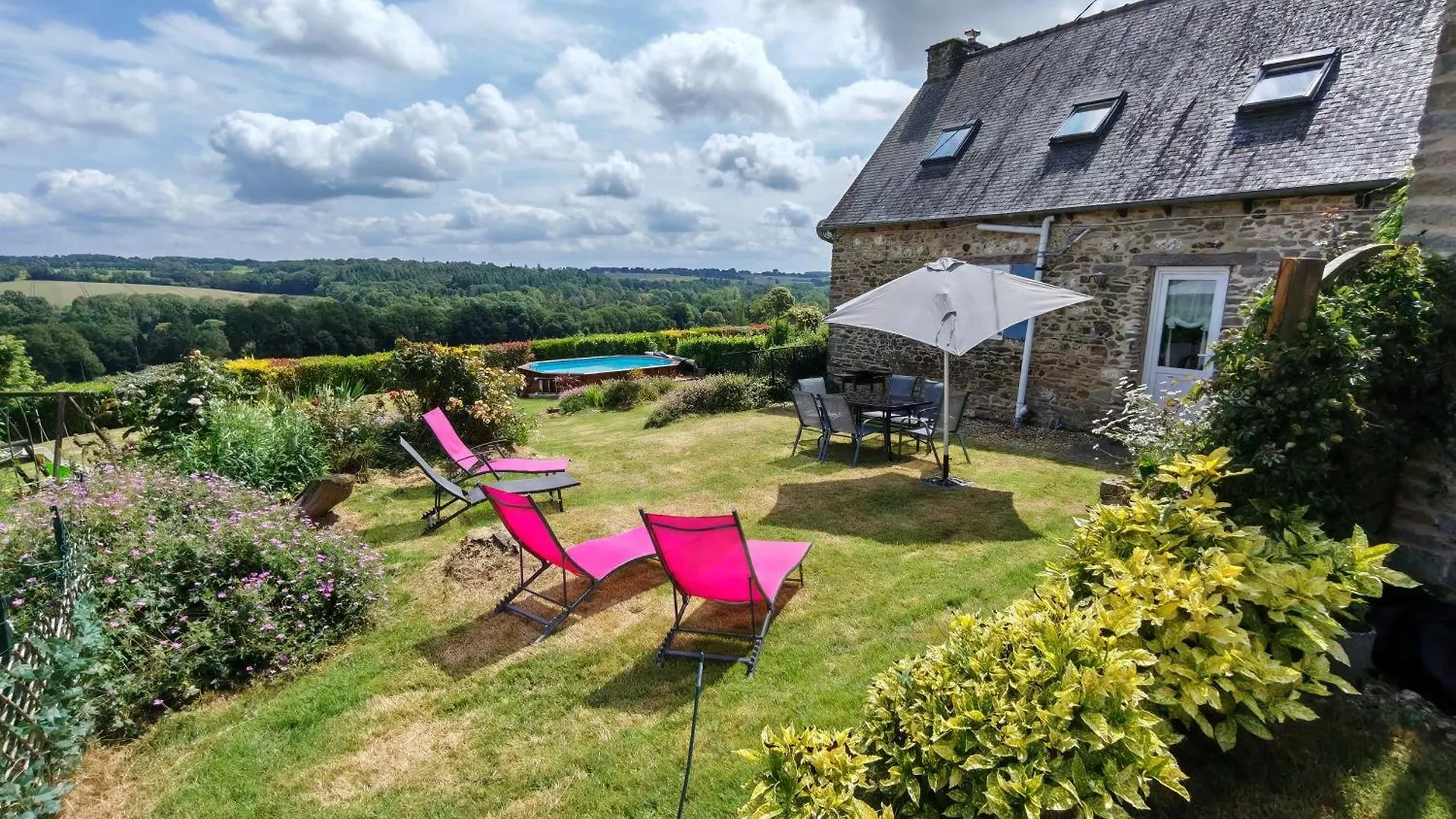 Cottage Lavandes Et Cottages Roses Credin 0*,