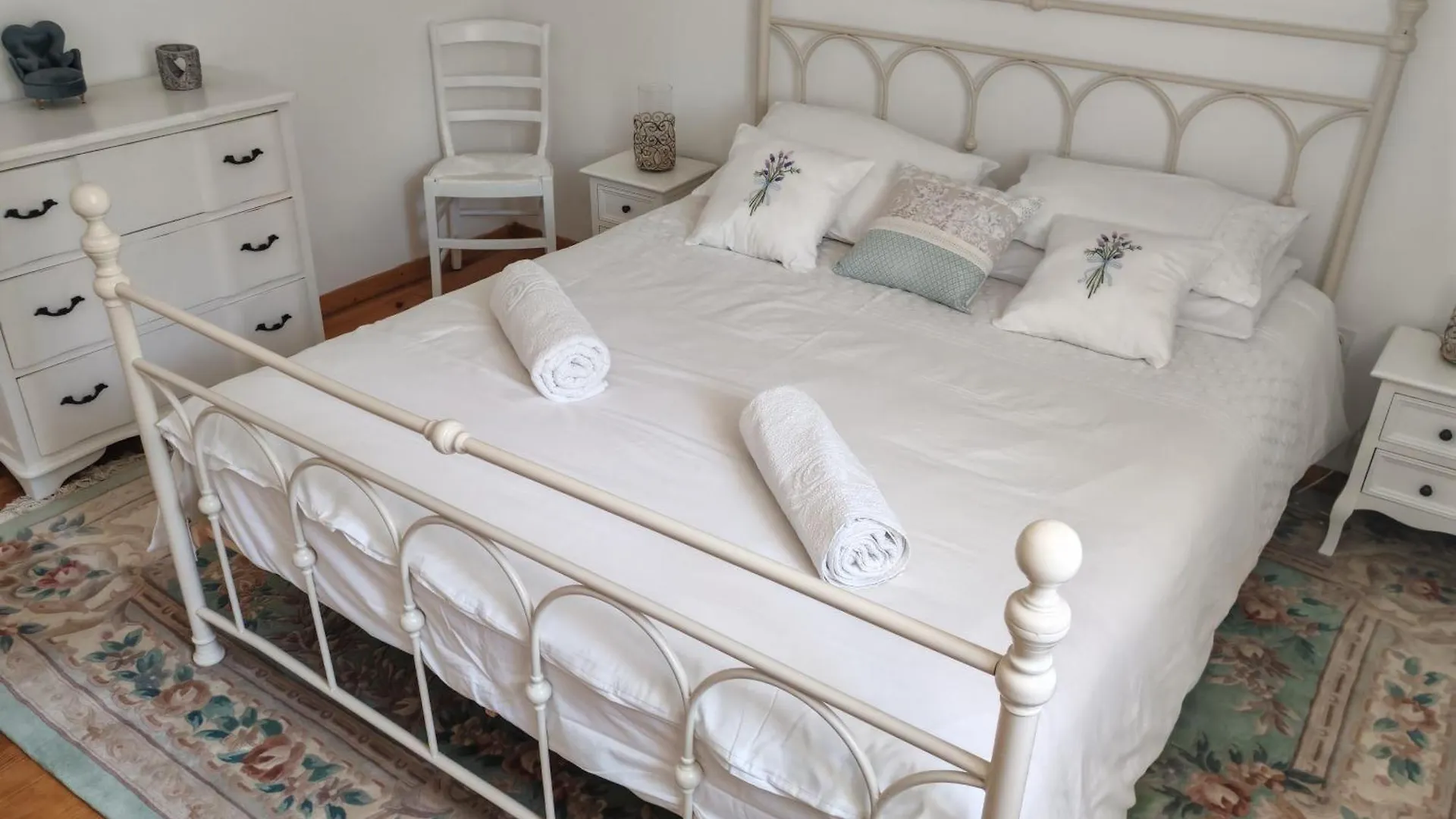 Cottage Lavandes Et Cottages Roses Credin 0*,